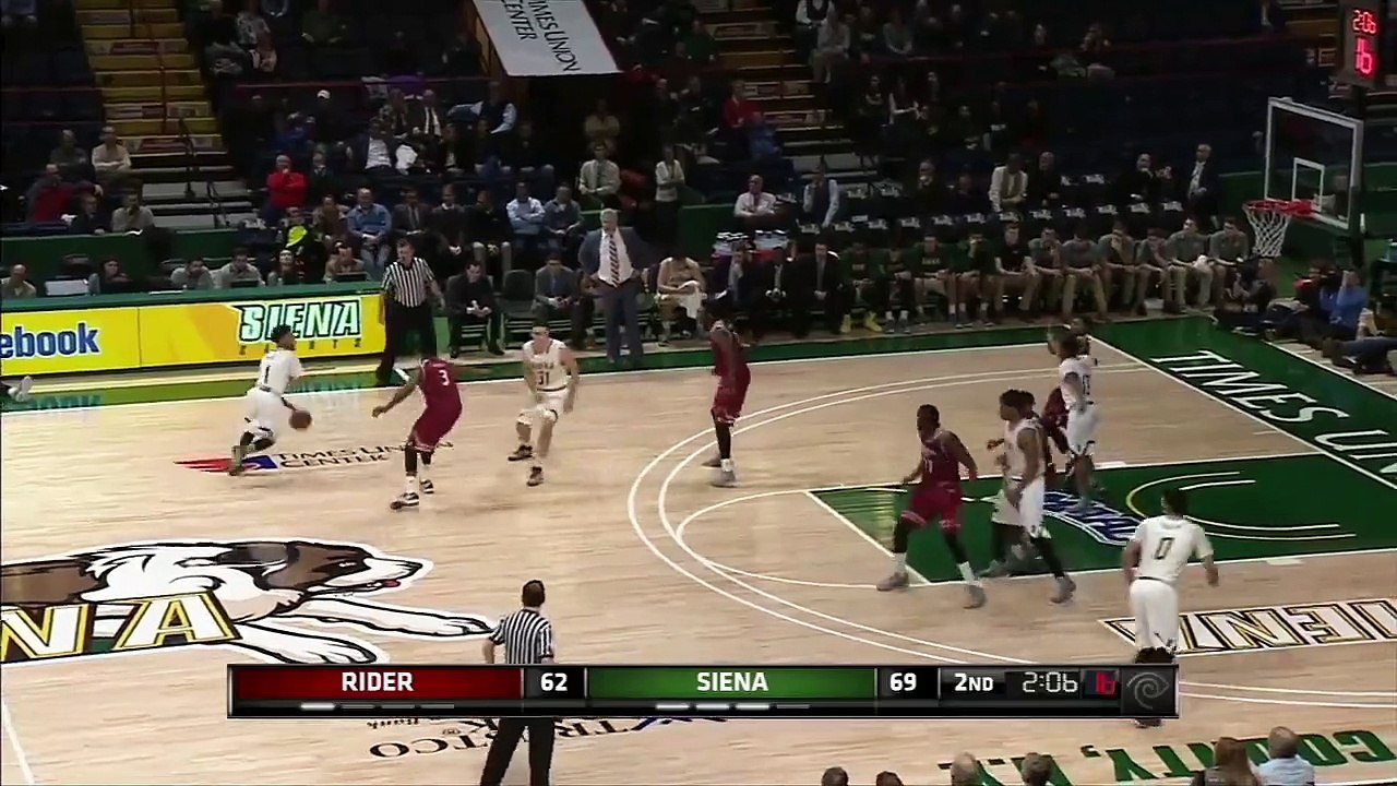 Un entraineur de basket serre des mains invisibles après une grosse embrouille avec l’équipe adverse