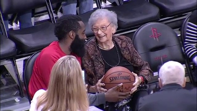 James Harden offre le ballon du match à une fan âgée de 100 ans