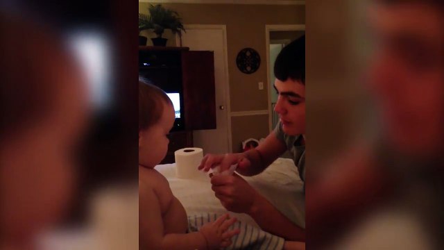 Réaction adorable de ce bébé face à un tour de magie : bon public!