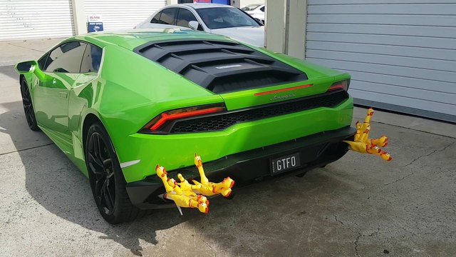 20 poulets et une Lamborghini.. Ahha
