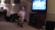 Trop mignon ce bébé danse comme un fou devant la TV