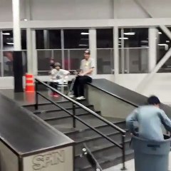 Faire des tricks en skate poser sur une poubelle.. WTF