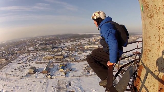 Saut en Base Jump depuis un tour industrielle.. Vertigineux