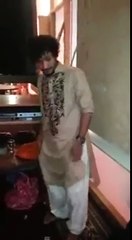 Ce mec est capable de faire pivoter entièrement sa tête à 180°