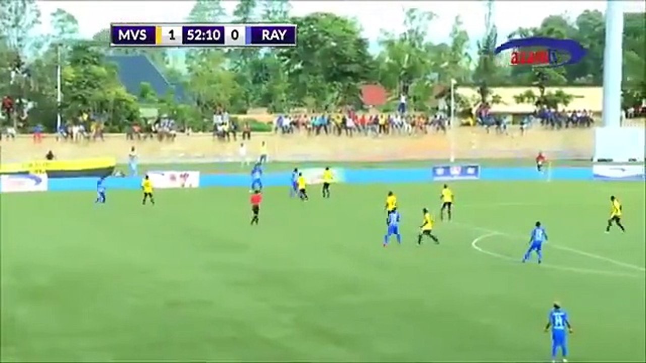 شاهد في أفريقيا.. مهاجم يسجل هدفا بعد نزعه  سحر  الحارس