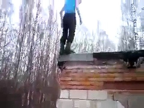 Ce débile saute du toit et atterrit sur la tête... Ahaha