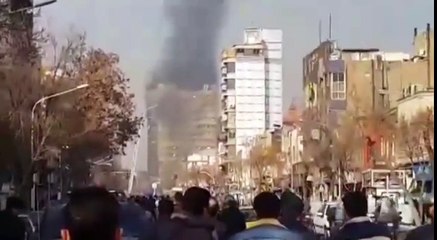 В Иране упал небоскреб, погибли десятки пожарных.