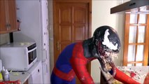 HOMEM ARANHA E MULHER ARANHA VS VENOM COMENDO LOUCAMENTE