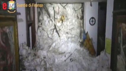 Скачать видео: Italie: les secours entrent dans l’hôtel enseveli par une avalanche