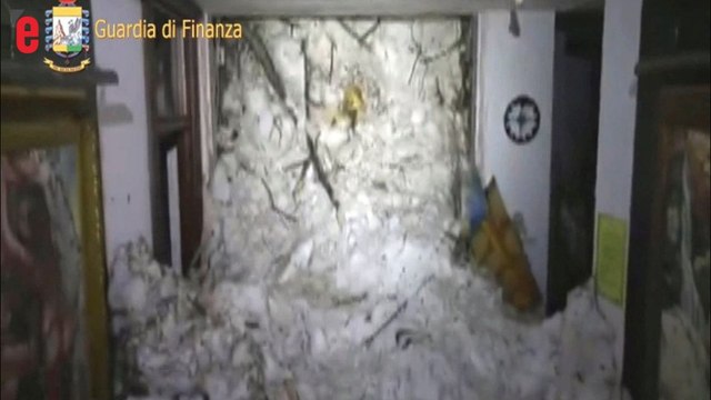 Italie: les secours entrent dans l’hôtel enseveli par une avalanche
