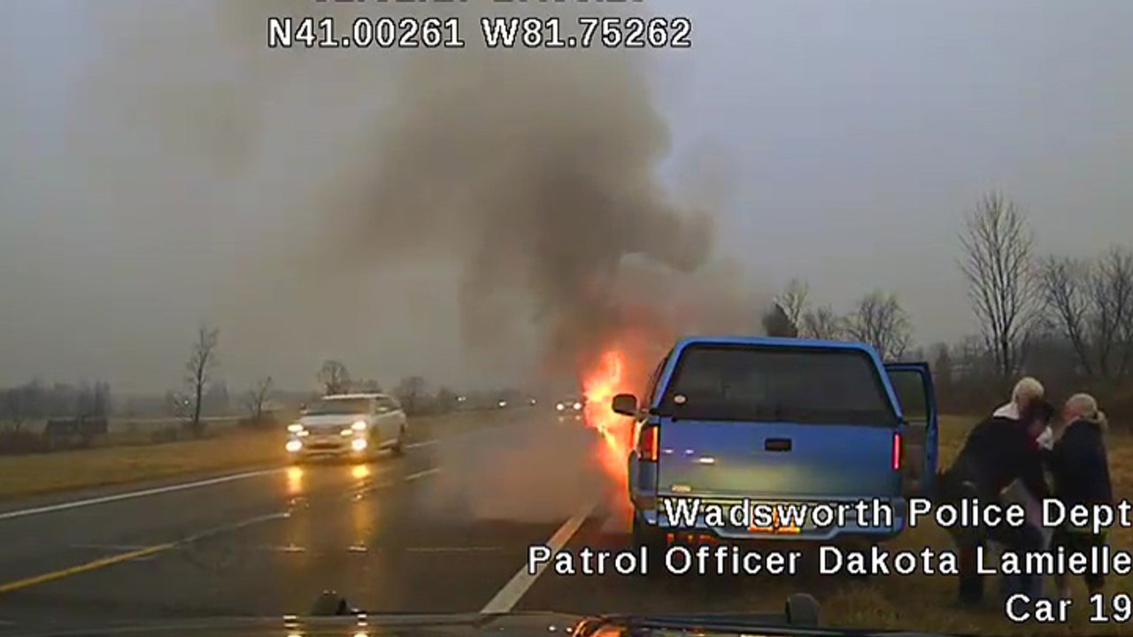 Un officier de police sauve une vieille dame des flammes de sa voiture