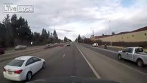 Un motard percute une voiture et se retrouve par miracle sur le coffre du véhicule
