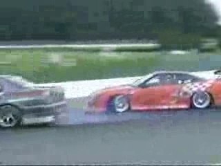 Course de Drift voiture coude a coude