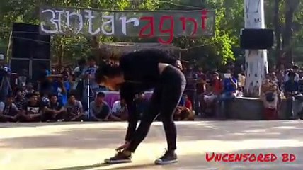 Indian Girl Makes The Crowd Crazy- Hot Dance on Public Place