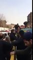 ‫آمبولانس اعزامی برای کمک به مصدومان فاجعه پلاسکوی تهران از مردم خواهش می‌کند راه را باز کنند اما‬