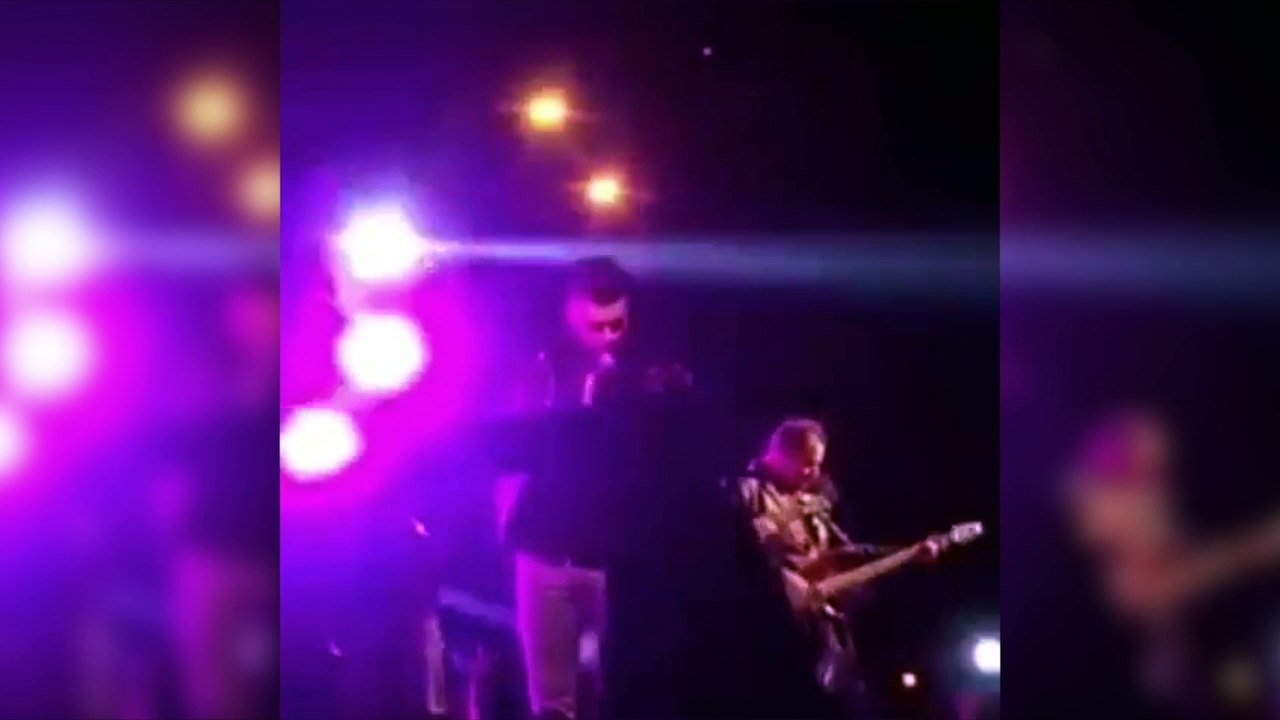 Un chanteur s'interrompt en plein concert pour sauver une fan