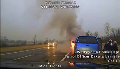 Un officier de police sauve une vieille dame de son véhicule