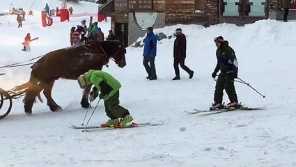 Inédit : quand un skieur en état d'ivresse peine à chausser ses skis