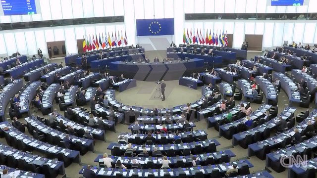 Eurodeputetët kërkojnë që BE-­ja urgjentisht t'i transferojë refugjatët nga Maqedonia, Greqia dhe Serbia