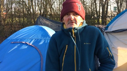 Manolo vit dans une tente depuis cinq ans