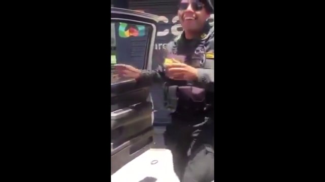 Policia de Aguilas negras Bailando