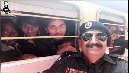 Pakistani Poilice man Selfies With Indians