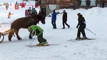 Un skieur tente de remonter sur ses skis après avoir trop bu