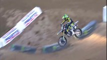 Ce pilote de Motocross fait une énorme chute et retombe sur ses pieds... Quelle chance