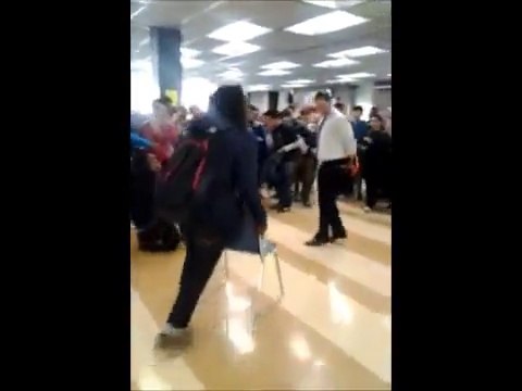 Il défie son prof en battle de danse et celui-ci répond... Enorme