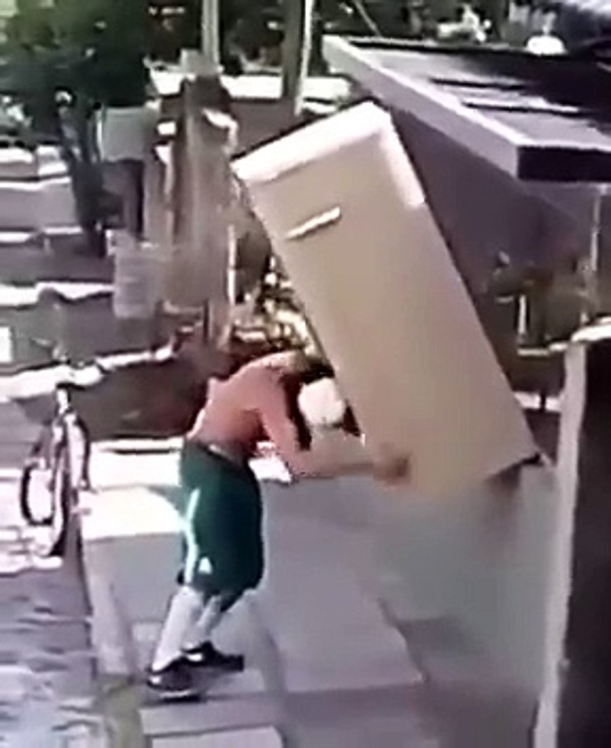 Un homme porte seul un frigo sur son dos ! - Vidéo Dailymotion