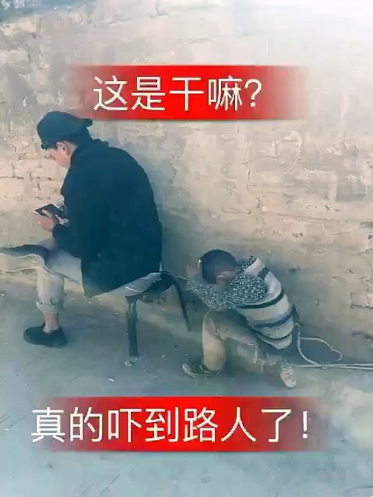 un petit garçon fait une blague très drôle à son grand frère !