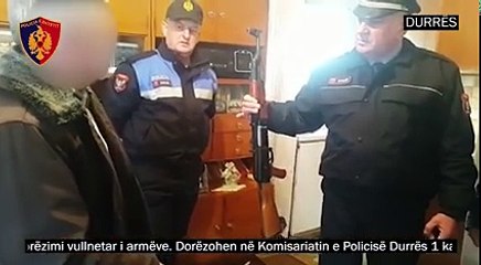 Qytetari dorëzon armën pa leje nga viti '97. Ja cfarë i tha ministri Tahiri