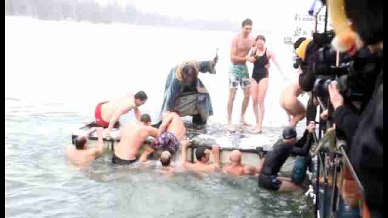 Celebran la Epifanía con trajes de caballeros medievales en Serbia