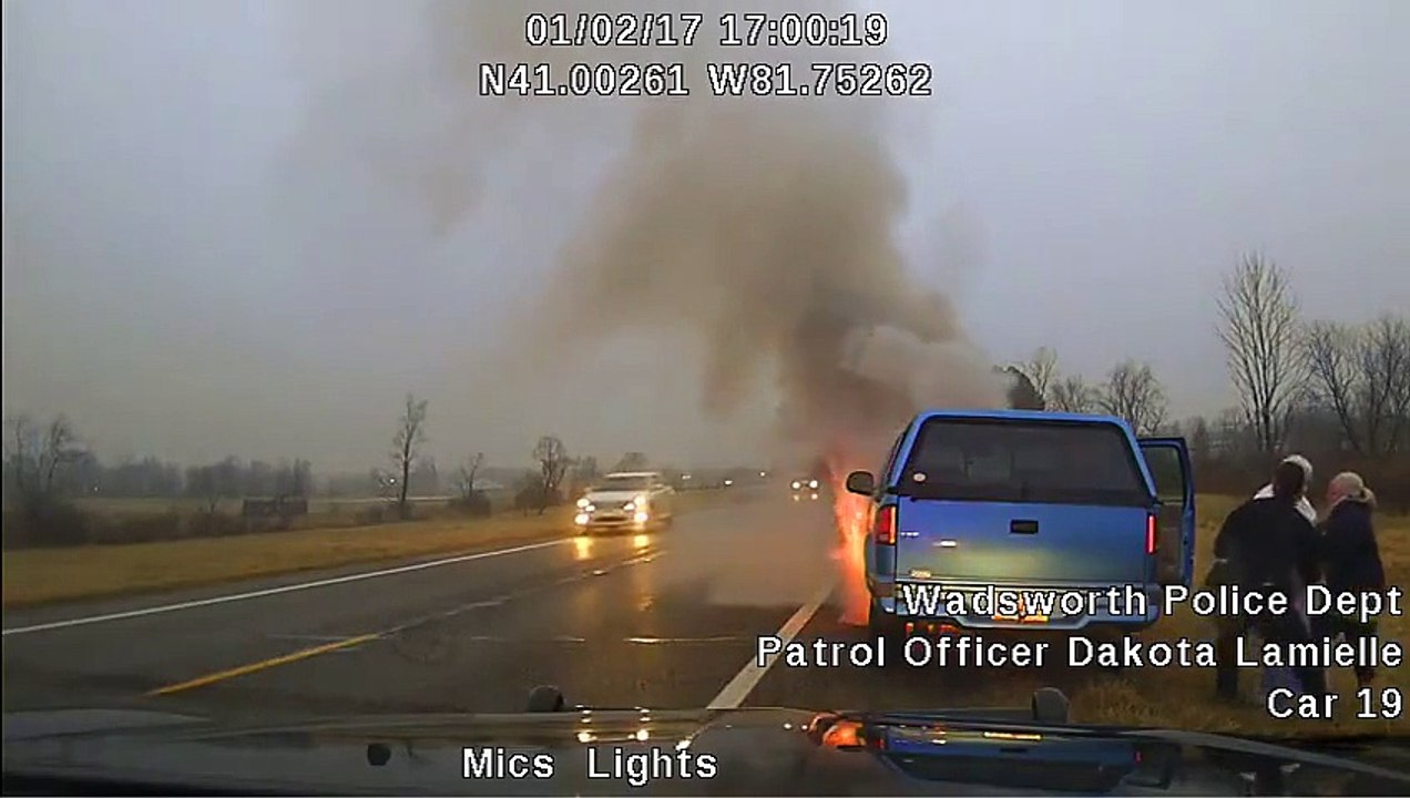 Un officier de police sauve une vieille dame de son véhicule en train de prendre feu