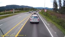 Une Mini Cooper freine devant un camion