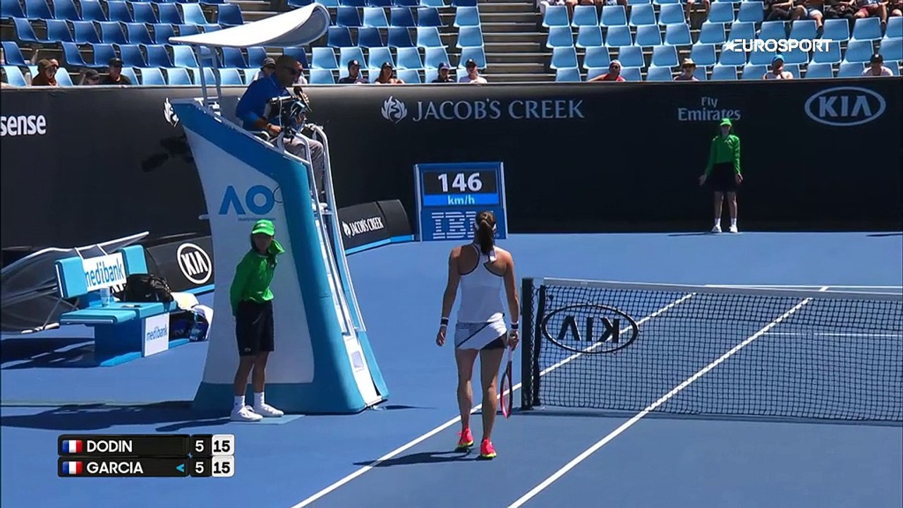 Océane Dodin inscrit un point en faisant un poteau rentrant (Open d’Australie)