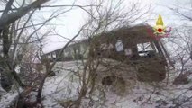 Rescate de un autobús accidentado por las fuertes nevadas en Italia