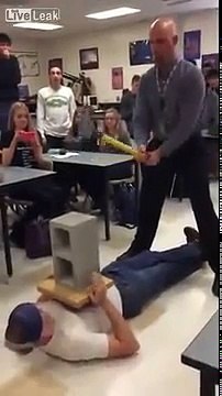 Эксперимент по физике в школе учитель бьёт топором по яйцам ученику Experiment Gone Wrong Teach
