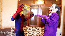 Человек-паук против Джокера против яда загадочная игрушка шутки смешные Супергеройское кино в реальной жизни
