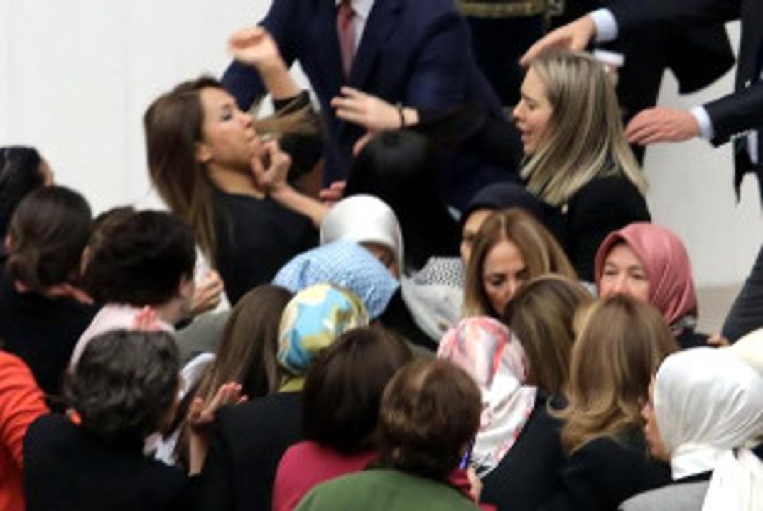 TBMM�de Kadın Vekiller Saç Saça Baş Başa Kavga Etti 3 Dailymotion Video