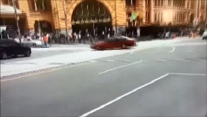 Aracını Yayaların Üzerine Sürdü