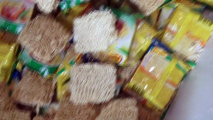 Челлендж 100 ролтонов.  Диана разлила лапшу на пол, а папа забил унитаз.  ЧЕЛЕНДЖ vlog reality show