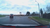 coupe rond point , sans clignotant et téléphone au volant . Route d'Andernos les Bains vers Bordeaux .