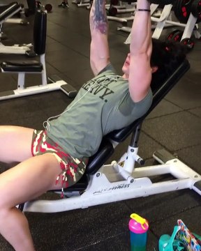 Elle fait tellement de muscu qu'elle a des bras de mec...