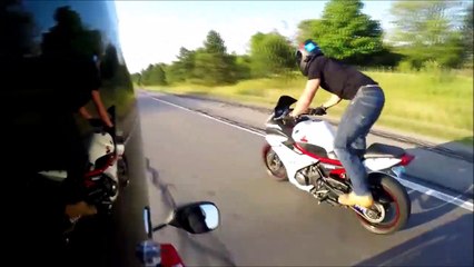 Il a voulu se la peter en moto et c'est le drame... Wheelie qui tourne mal