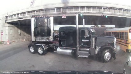 Un semi-remorque explose un bus scolaire en lui coupant la route...