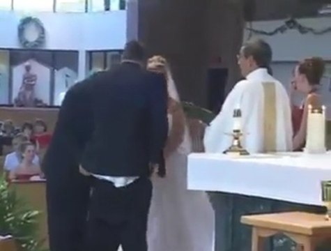 Il perd son pantalon pendant son mariage ! La honte de sa vie!