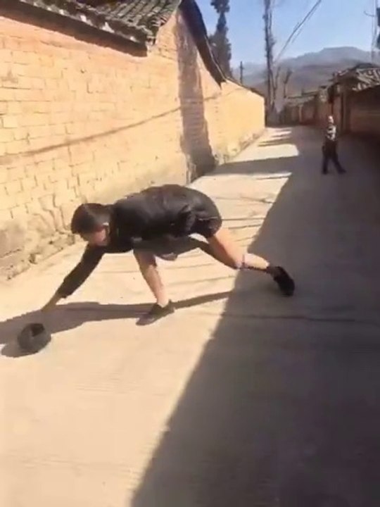 Ce gamin fait une blague bien douloureuse à son grand frère. Quel enfoiré...