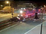 Incapable de freiner, ce train percute une voiture coincé sur les rails