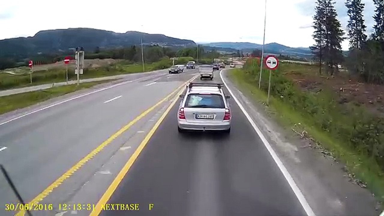 Une Mini Cooper freine devant un camion